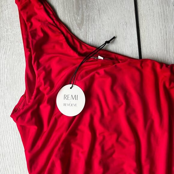 Remi x Revolve Gigi Dress in cherry red NWT 1X One shoulder maxi ruched stretch - Picture 3 of 4